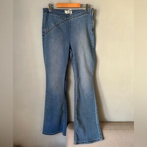 Free People We The Free flare jeans. Lots of stretch size 31. Side zip